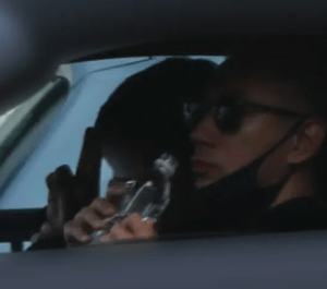 海老蔵の横で呪術師Xが呪文を唱えている様子