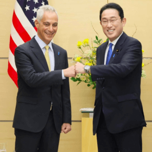 アメリカの大使と英語で話す岸田文雄総理